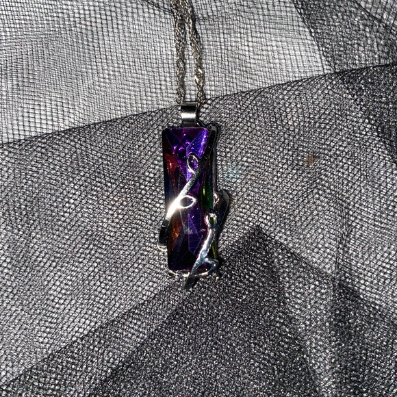 Crystal necklace, stunning colors that change in different light. - Picture 7 of 10